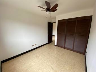 Se vende espaciosa casa con patio y terraza en condominio de Pozos en Santa Ana 24-1683