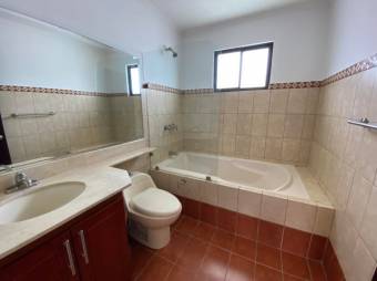 Se vende espaciosa casa con patio y terraza en condominio de Pozos en Santa Ana 24-1683