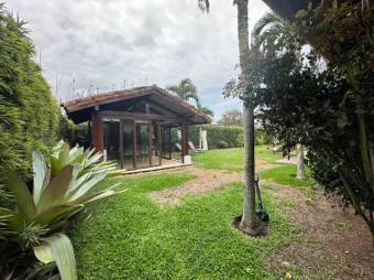 Se vende moderna casa con amplio terreno de 1,500m2 en Santo Domingo de Heredia 24-1688