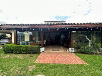 Se vende moderna casa con amplio terreno de 1,500m2 en Santo Domingo de Heredia 24-1688