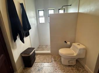 Se vende moderna casa con amplio terreno de 1,500m2 en Santo Domingo de Heredia 24-1688