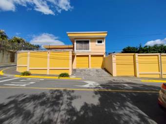 Se vende moderna y espaciosa casa con patio en Sánchez de Curridabat 24-1101