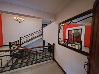 Se vende moderna y espaciosa casa con patio en Sánchez de Curridabat 24-1101