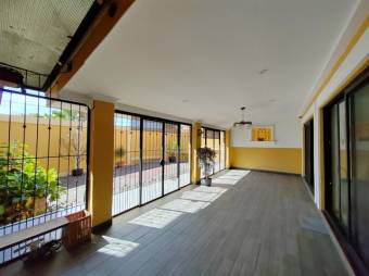 Se vende moderna y espaciosa casa con patio en Sánchez de Curridabat 24-1101