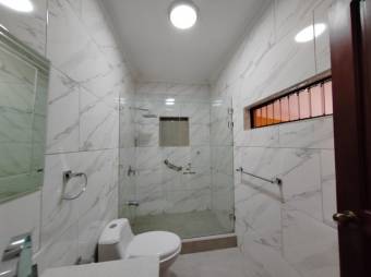 Se vende moderna y espaciosa casa con patio en Sánchez de Curridabat 24-1101