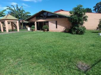 Se vende espaciosa casa con amplio terreno de 969m2 en Tirrases de Curridabat 24-797