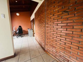 Se vende espaciosa casa con patio y garaje en San Francisco 2 Ríos en San José 24-1501 