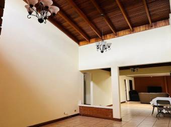 Se vende espaciosa casa con patio y garaje en San Francisco 2 Ríos en San José 24-1501 