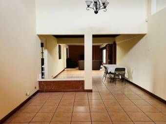 Se vende espaciosa casa con patio y garaje en San Francisco 2 Ríos en San José 24-1501 