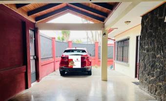 Se vende espaciosa casa con patio y garaje en San Francisco 2 Ríos en San José 24-1501 