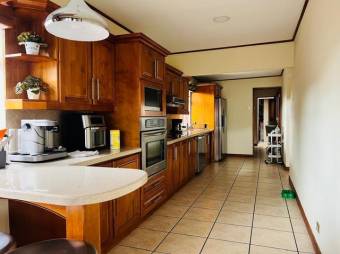 Se vende espaciosa casa con patio y garaje en San Francisco 2 Ríos en San José 24-1501 