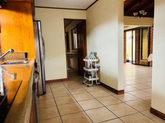 Se vende espaciosa casa con patio y garaje en San Francisco 2 Ríos en San José 24-1501 