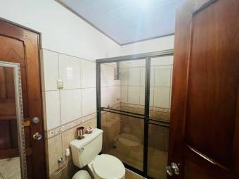 Se vende espaciosa casa con patio y garaje en San Francisco 2 Ríos en San José 24-1501 