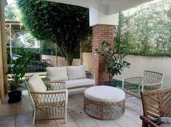 Se vende moderna casa con patio y terraza en Santa Ana de San José 24-570