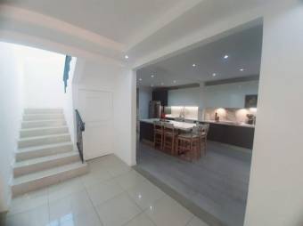 Se vende moderna casa con patio y terraza en Santa Ana de San José 24-570