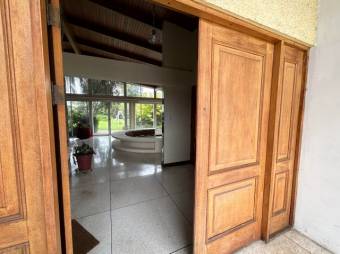 Se vende espaciosa casa con amplio patio en San Vicente de Moravia 24-403