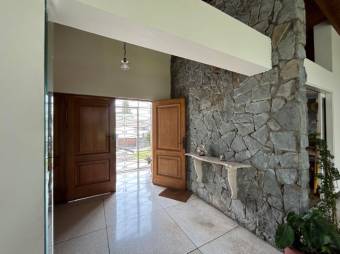 Se vende espaciosa casa con amplio patio en San Vicente de Moravia 24-403