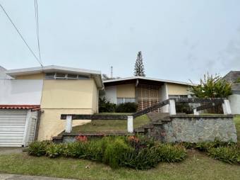 Se vende espaciosa casa con amplio patio en San Vicente de Moravia 24-403