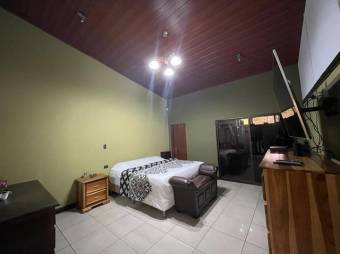 Se vende espaciosa casa con patio y terraza en San José 23-609