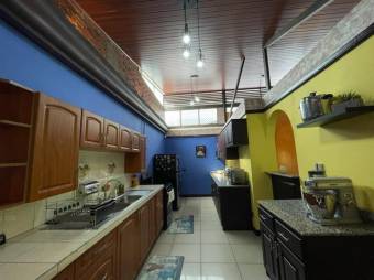 Se vende espaciosa casa con patio y terraza en San José 23-609