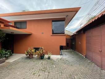 Se vende espaciosa casa con patio y terraza en San José 23-609