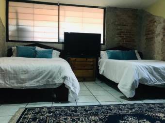 Se vende espaciosa casa con uso de suelo mixto en Catedral de San José 24-835