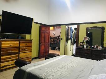 Se vende espaciosa casa con uso de suelo mixto en Catedral de San José 24-835