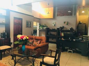 Se vende espaciosa casa con uso de suelo mixto en Catedral de San José 24-835