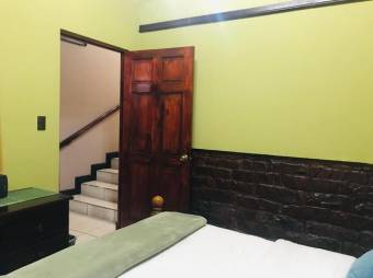 Se vende espaciosa casa con uso de suelo mixto en Catedral de San José 24-835