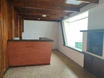 Se vende espaciosa casa con patio y terraza en San Vicente de Moravia 24-431