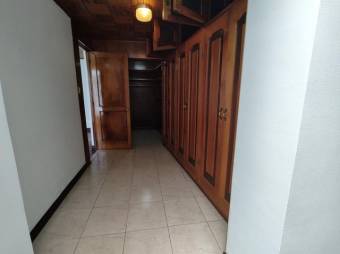 Se vende espaciosa casa con patio y terraza en San Vicente de Moravia 24-431