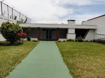 Se vende espaciosa casa con patio y terraza en San Vicente de Moravia 24-431