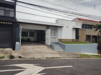 Se vende espaciosa casa con patio y terraza en San Vicente de Moravia 24-431