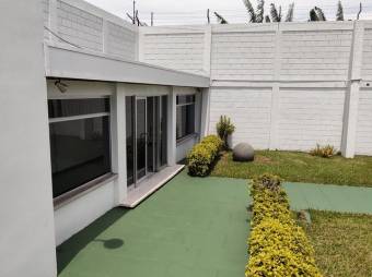 Se vende espaciosa casa con patio y terraza en San Vicente de Moravia 24-431