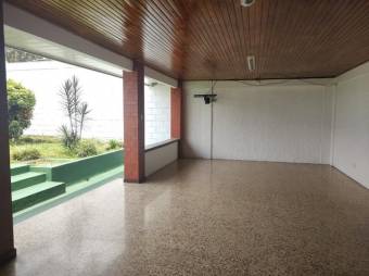 Se vende espaciosa casa con patio y terraza en San Vicente de Moravia 24-431