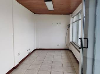 Se vende espaciosa casa con patio y terraza en San Vicente de Moravia 24-431