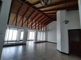 Se vende espaciosa casa con patio y terraza en San Vicente de Moravia 24-431