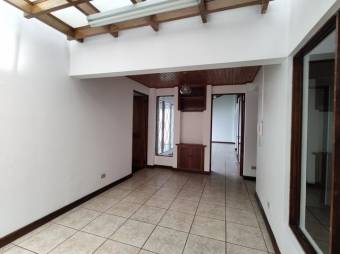 Se vende espaciosa casa con patio y terraza en San Vicente de Moravia 24-431