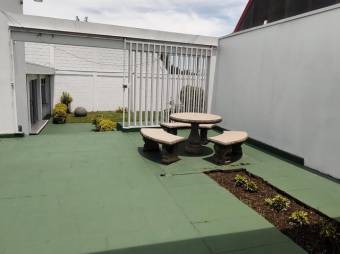 Se vende espaciosa casa con patio y terraza en San Vicente de Moravia 24-431