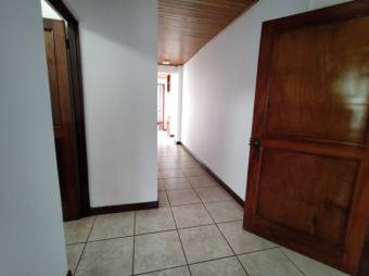 Se vende espaciosa casa con patio y terraza en San Vicente de Moravia 24-431