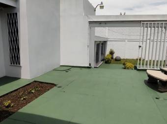 Se vende espaciosa casa con patio y terraza en San Vicente de Moravia 24-431