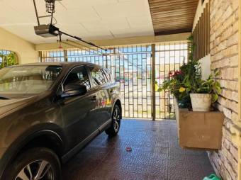 Se vende espaciosa casa con patio en Mata Redonda de San José 23-2179