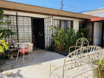 Se vende espaciosa casa con patio en Mata Redonda de San José 23-2179