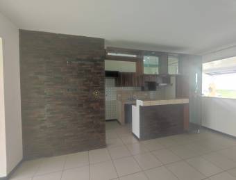 VENTA DE CASA EN CONDOMINIO, UNA PLANTA, GRAN JARDIN, SANTA BARBARA