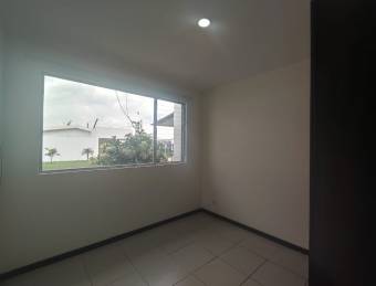 VENTA DE CASA EN CONDOMINIO, UNA PLANTA, GRAN JARDIN, SANTA BARBARA