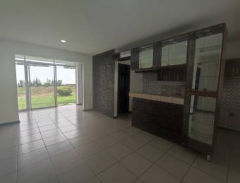 VENTA DE CASA EN CONDOMINIO, UNA PLANTA, GRAN JARDIN, SANTA BARBARA