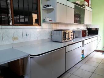 Se vende espaciosa casa de 2 plantas con amplio patio en San Vicente de Moravia 23-1503