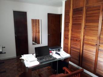 Se vende espaciosa casa de 2 plantas con amplio patio en San Vicente de Moravia 23-1503