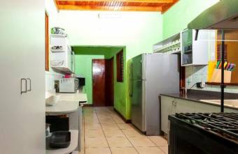 Se vende espaciosa casa de 2 plantas con amplio patio en San Vicente de Moravia 23-1503