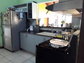 Se vende espaciosa casa de 2 plantas con amplio patio en San Vicente de Moravia 23-1503